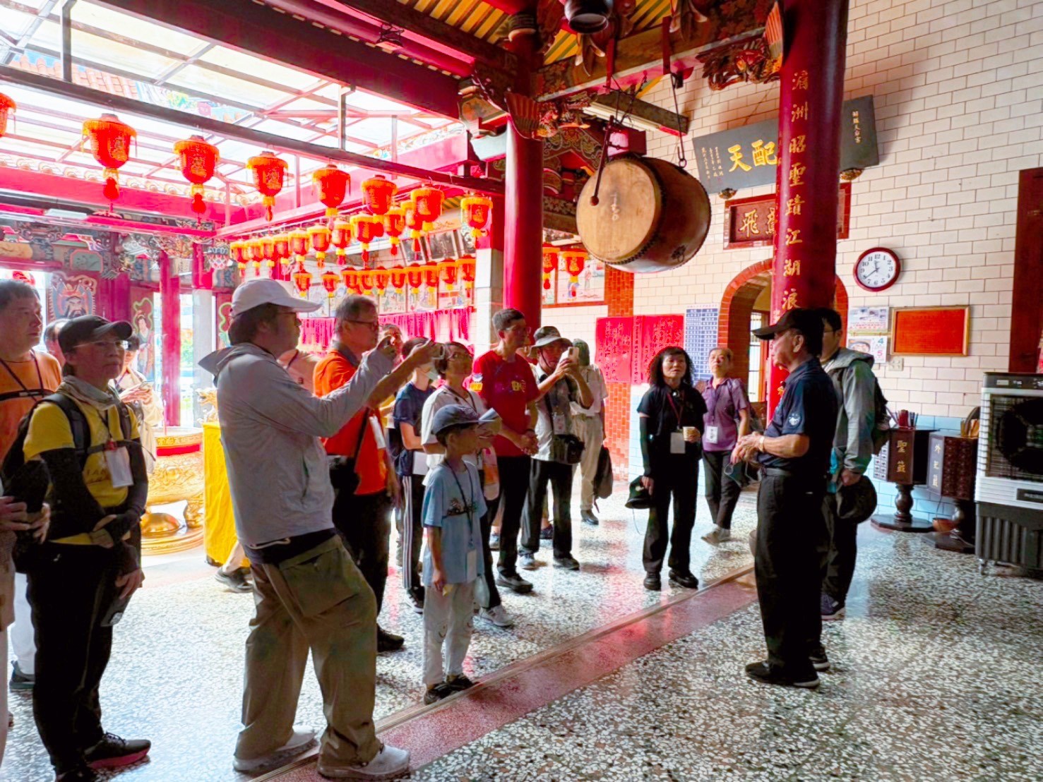 A guide introduced visitors to the history of Tongluo Mazu Temple