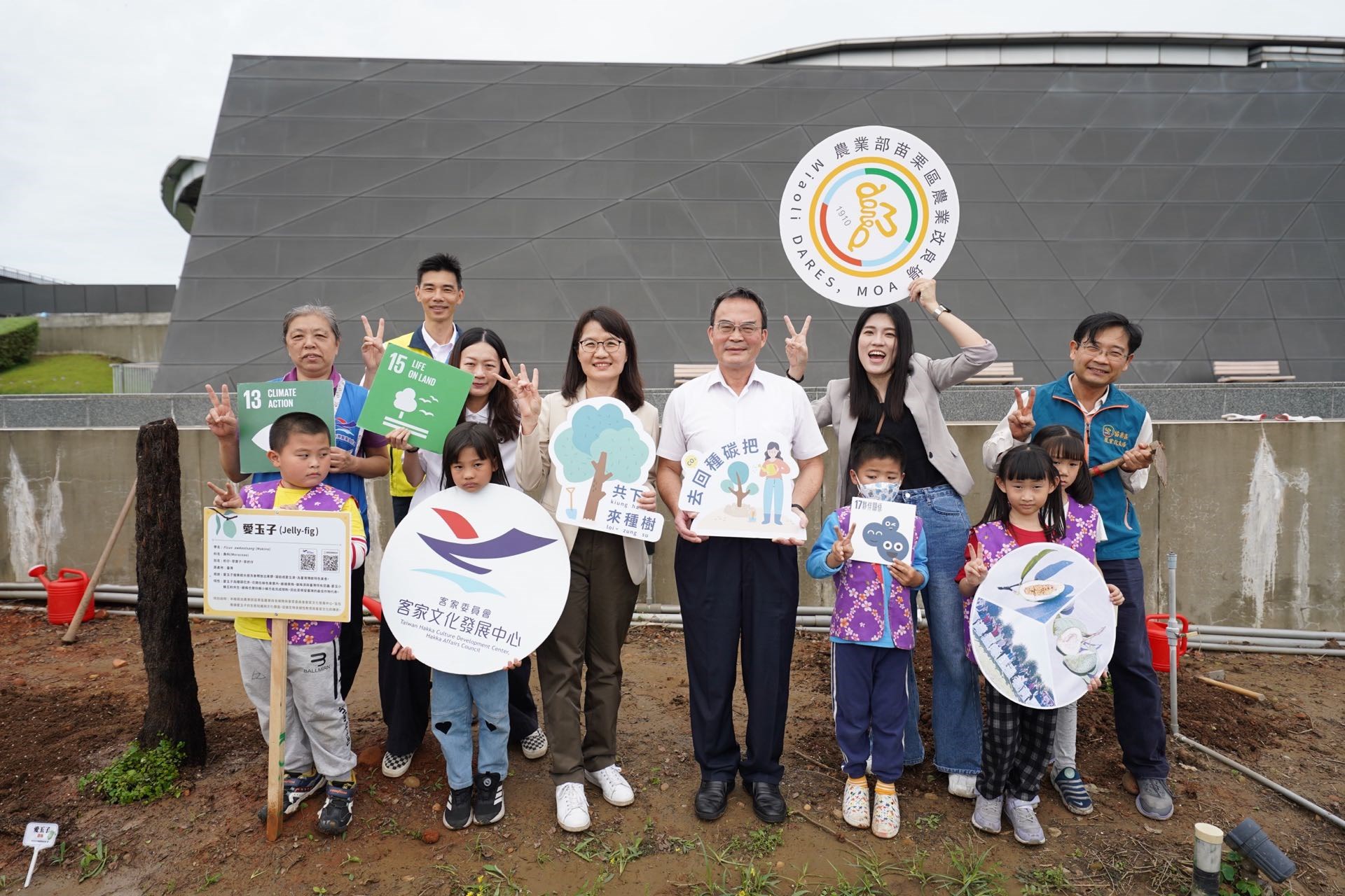 Teachers and students of Jiuhu Elementary School have planted the aiyu seedlings, which are donated by the Miaoli District Agricultural Research and Extension Station