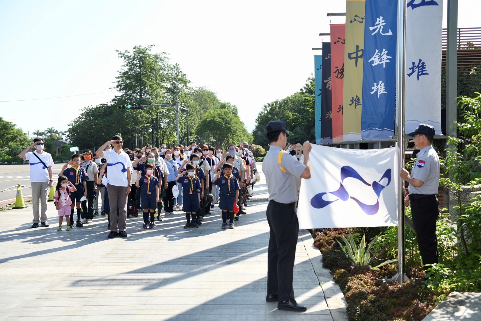 圖五  客發中心於六堆園區邀請學童共同舉行升旗儀式