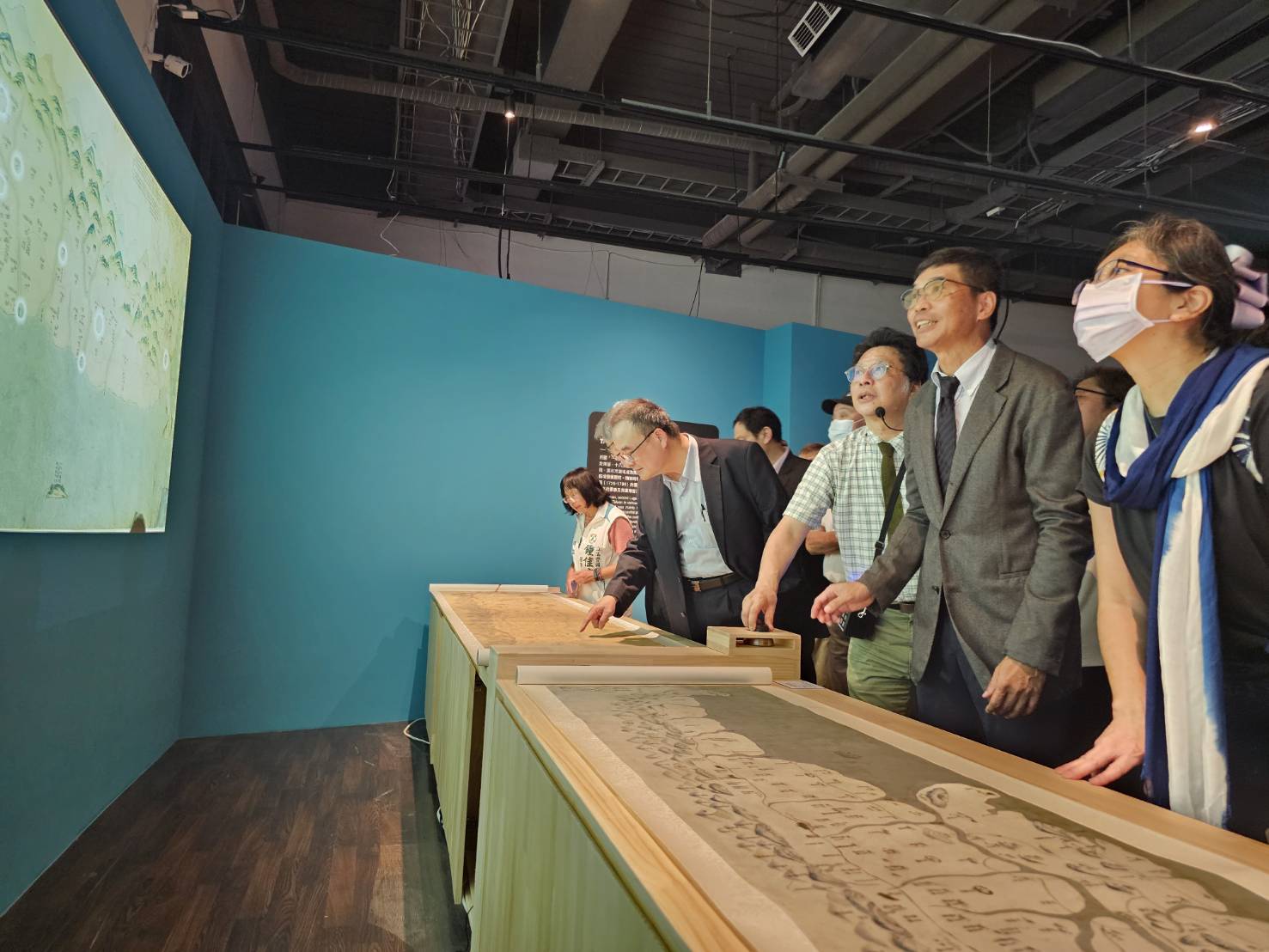 「臺灣意象-變動中的臺灣人」數位展-展場體驗臺灣輿圖及聽到現場客家音
