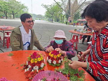 來自前堆長治鄉的93歲阿婆到園區參加盤花製作