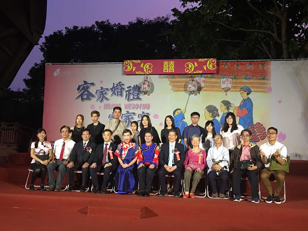 Hakka Affairs Council (HAC) Minister Lee Yung-de attended a collective Hakka-style wedding ceremony