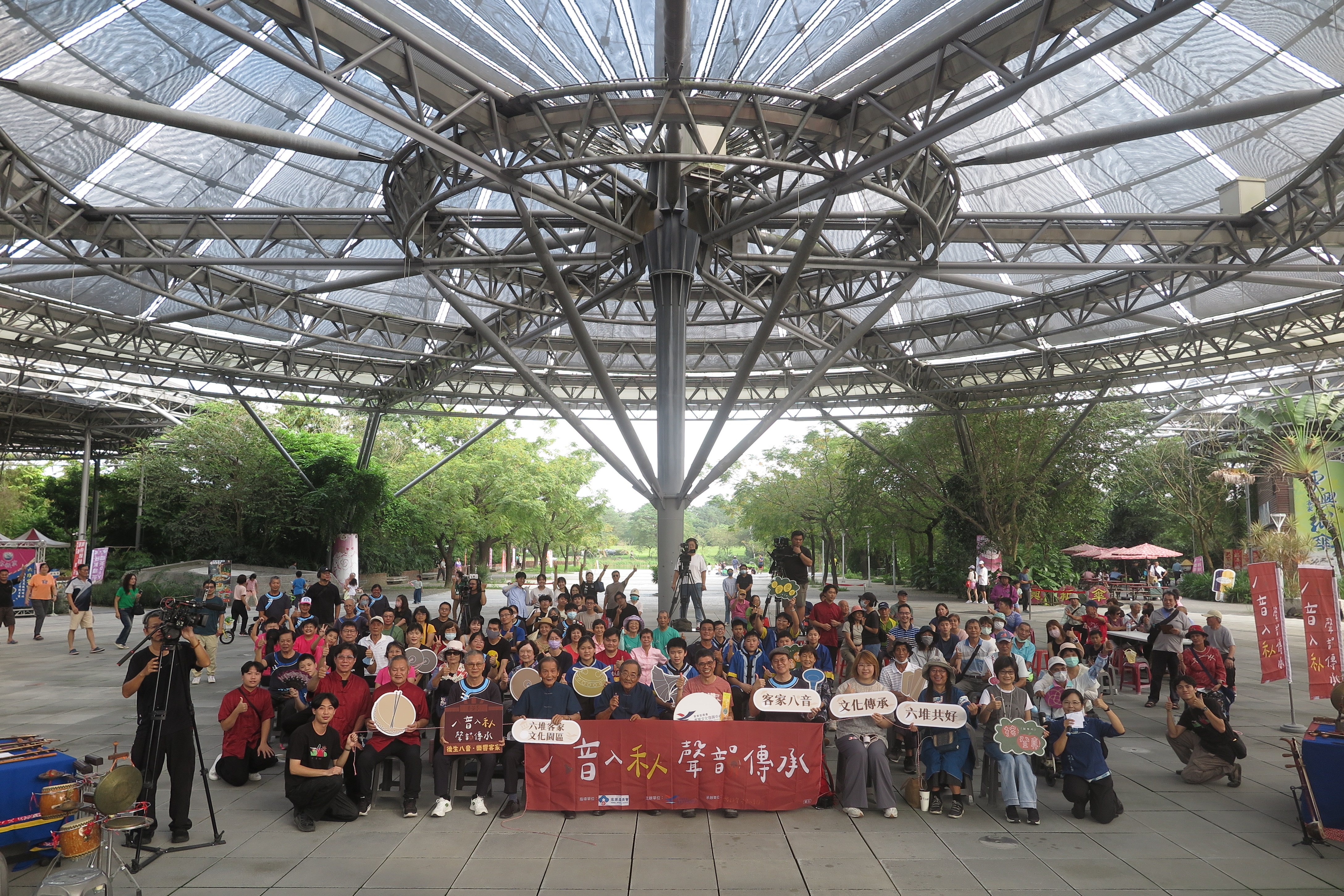 The event guests and participants took a group photo