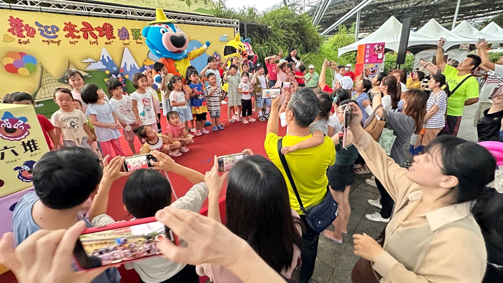 2025六堆尞涼趣一夏HAKKA歡樂派對暑期親子活動，大獅兄與遊客進行互動遊戲