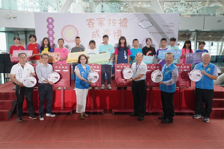 THCDC Director General Hsieh And The Guests Seal The “Time Mailbox.”