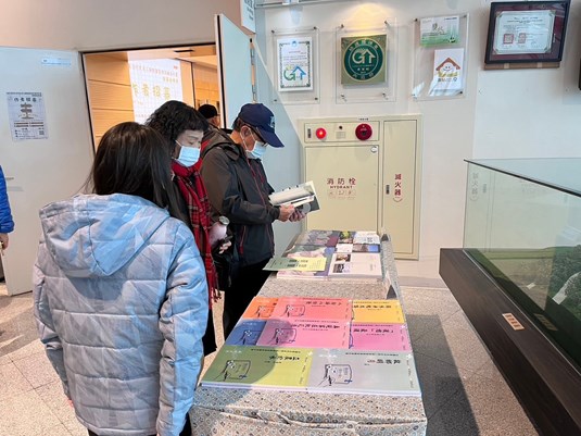 桃竹苗客庄村史第三期人才招募說明會參與學員閱覽前兩期成果專書