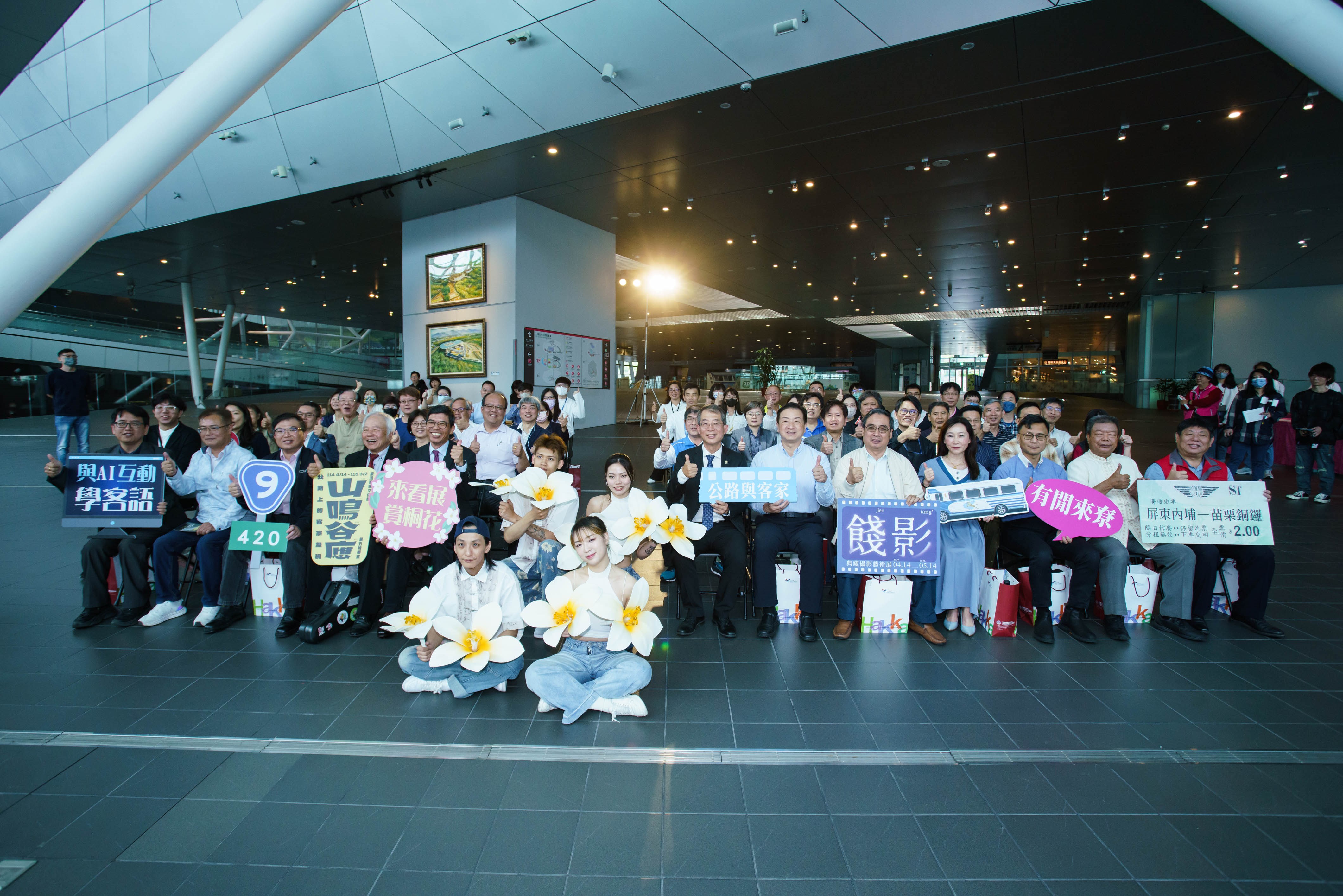 THCDC Director-General Ho Chin-liang takes a group photo with the distinguished guests