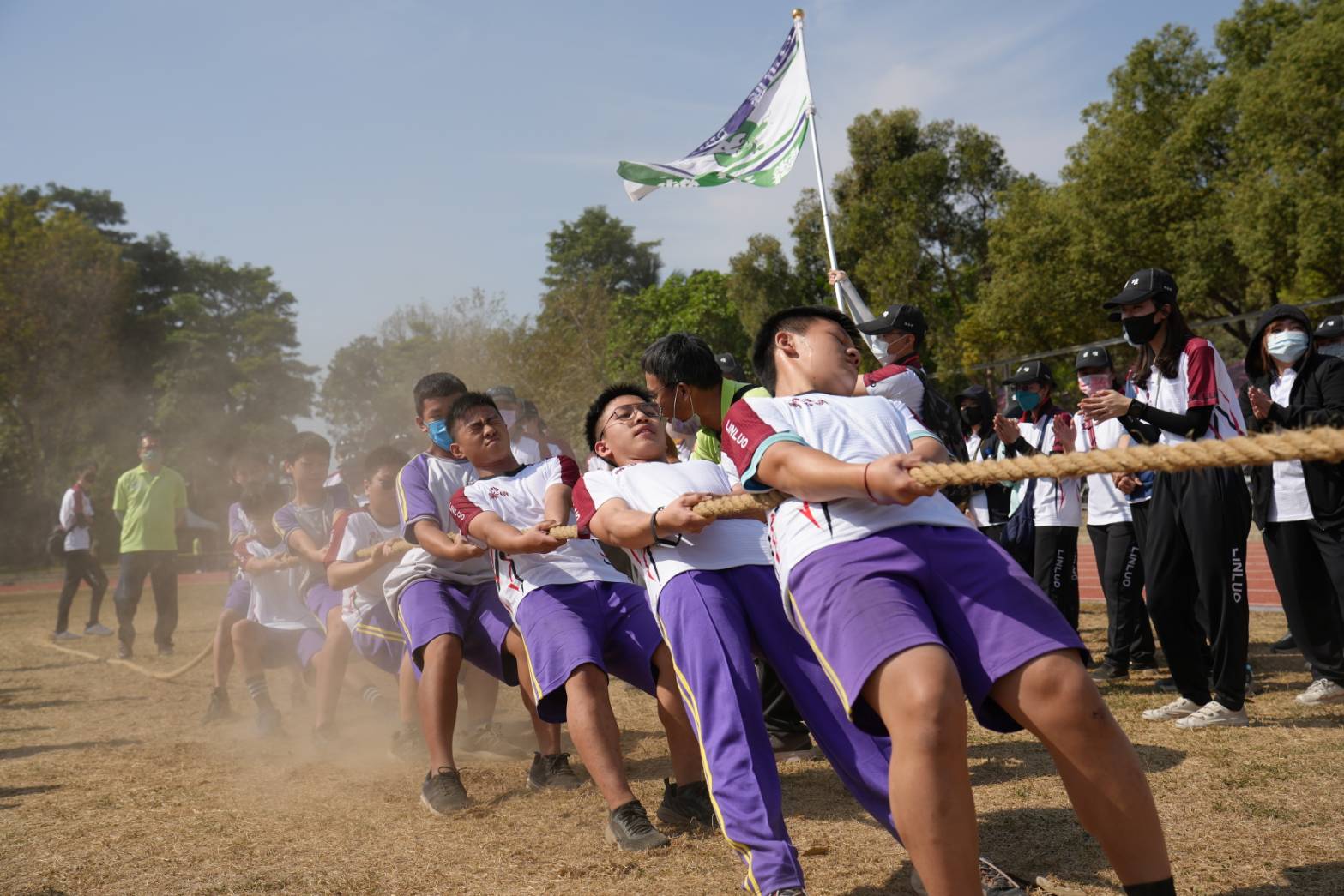 麟洛國中選手揮灑汗水進行拔河