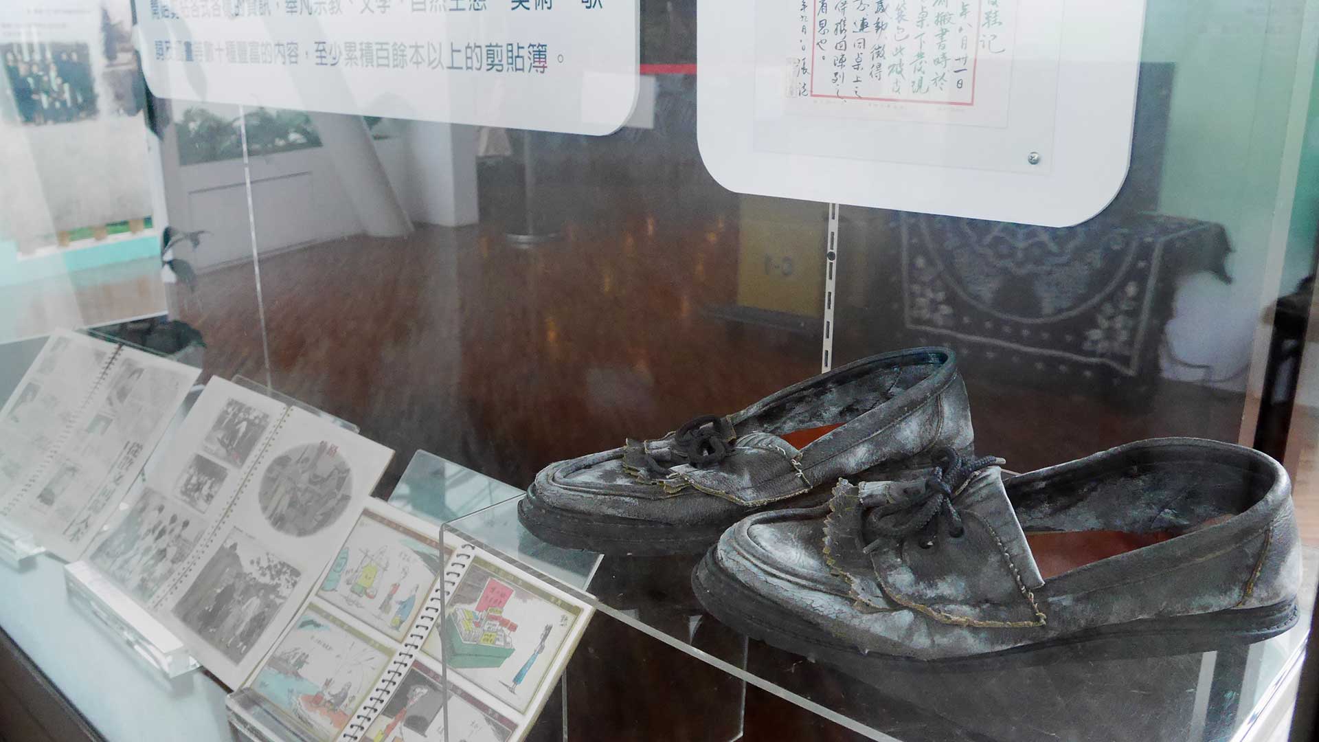 (Zhang Bing’s leather shoes)  
