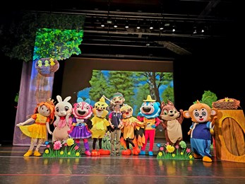 六堆園區全新親子劇作「獵人同黃鶯」劇團人偶合影