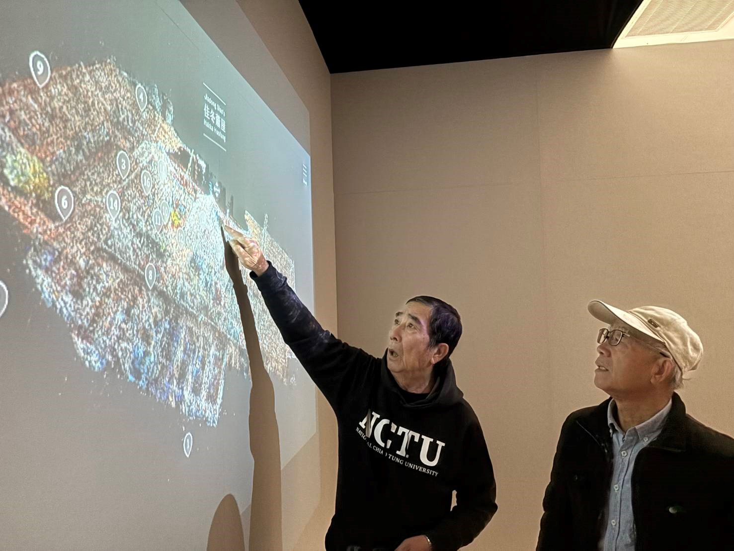 點雲科技重現六堆風華，佳冬蕭家(左起蕭壽宗先生、蕭芳樹總幹事)觀賞展覽