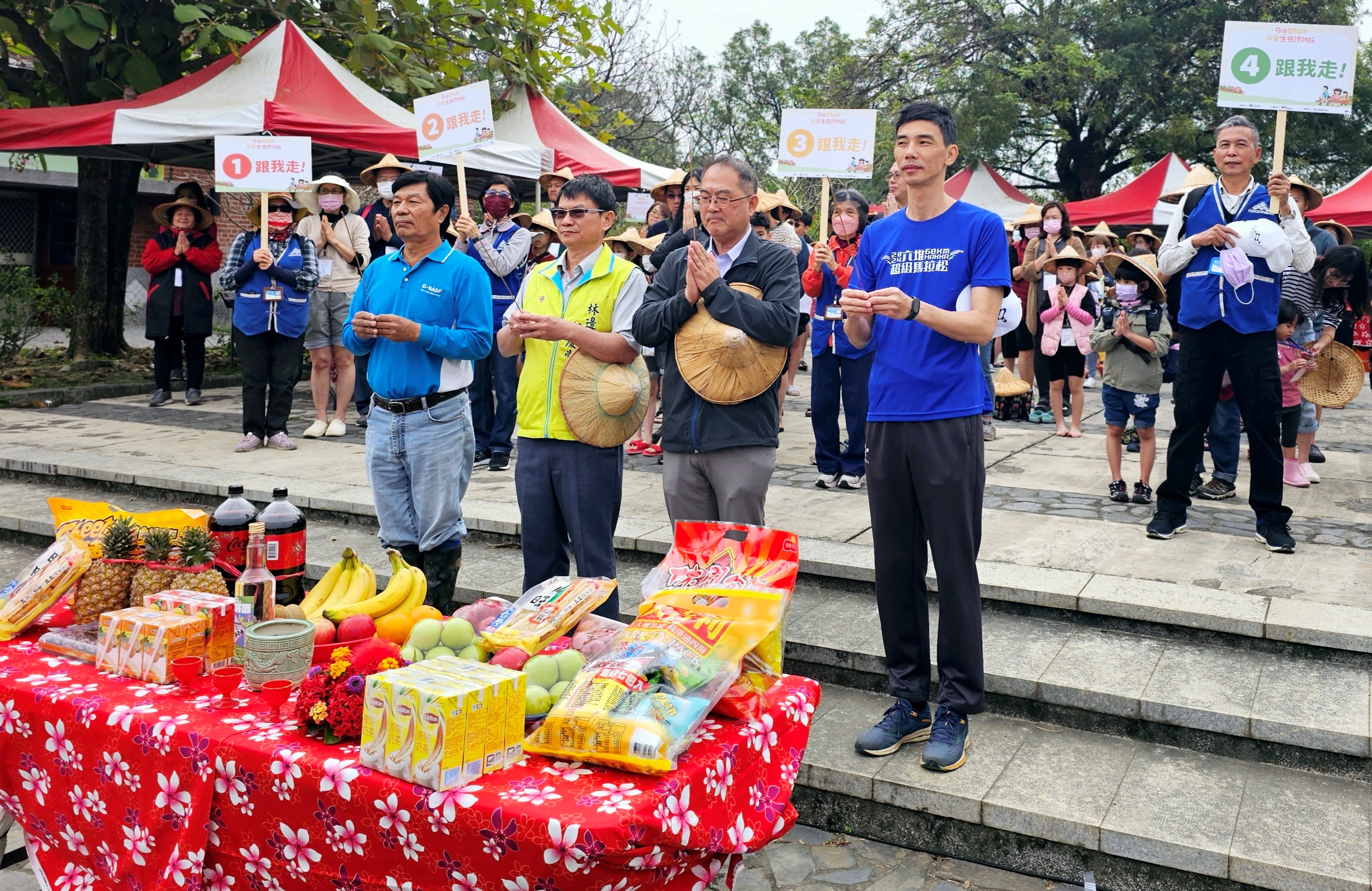 六堆園區蒔田體驗趣活動由(左起)客發中心組長江盛來、屏東觀光酒廠張國棟、林邊鄉長鄭慶堂、中堆竹田鄉農夫何基煌帶領參與民眾共同祭祀田頭伯公，祈求活動順利