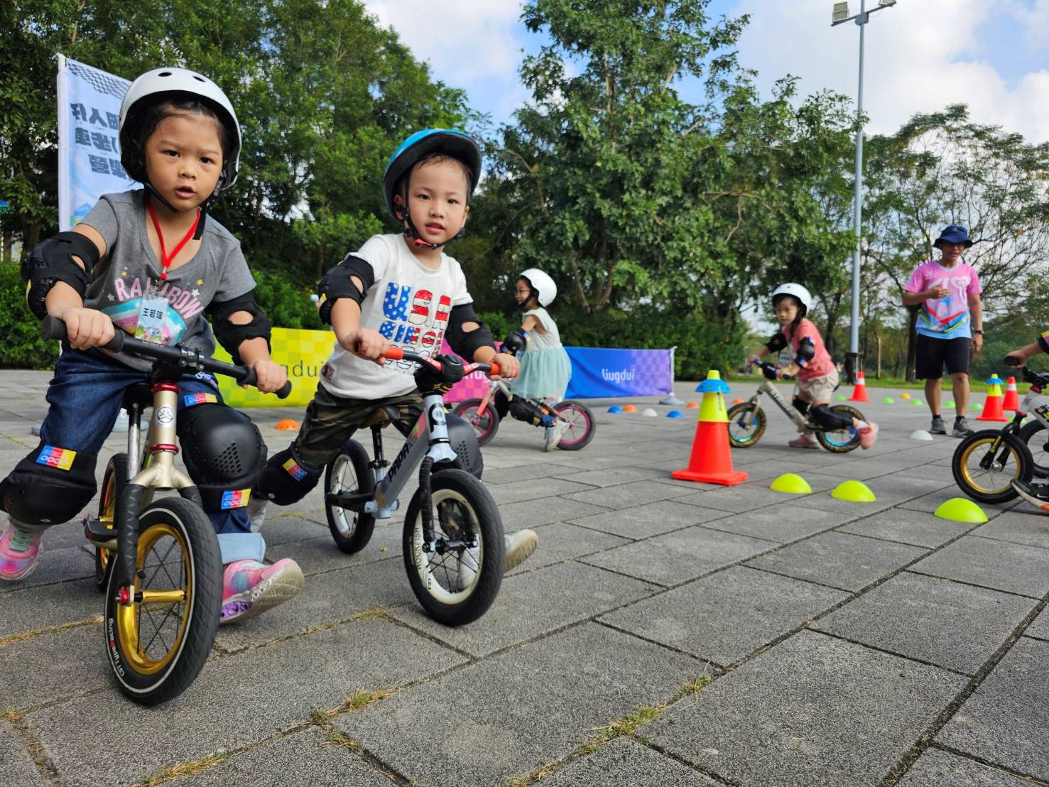 六堆細人仔滑(溜)步車小學員賽道練習