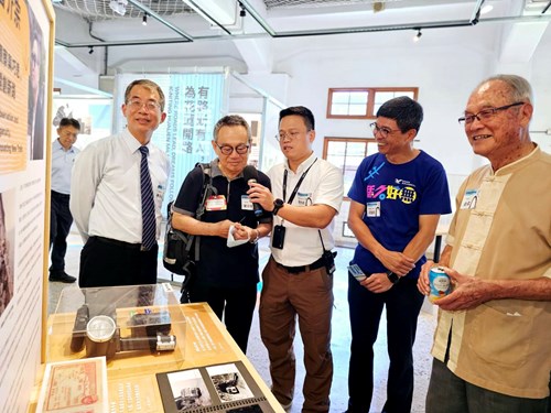 客隨運轉花蓮巡展，公路前輩曾介宗介紹展覽(左起陳文瑞局長、曾介宗、章世政執行秘書、何金樑主任、吳水雲前縣長)