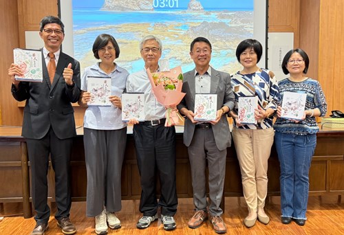 客發中心何金樑主任、黃宣衛教授賢伉儷、臺東縣池上鄉林建宏鄉長一同宣傳華人靈魂料