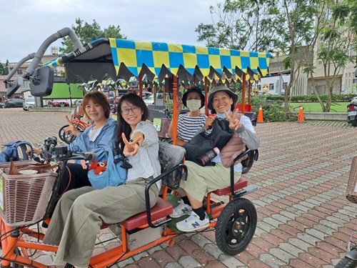 民眾搭乘遊園車行讀村史故事中所描繪之故事場景，讓參與民眾更了解客庄的故事