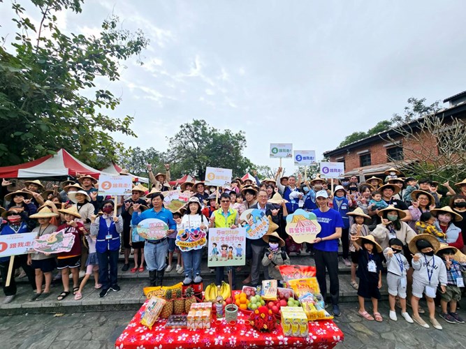 A Group Photo Featuring Event Guests And Members Of The Public