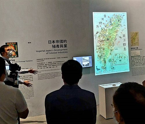 民眾參觀展區兒童年鑑以互動小火車認識日治臺灣物產分布(左講解者為中油吳偉智執行長)