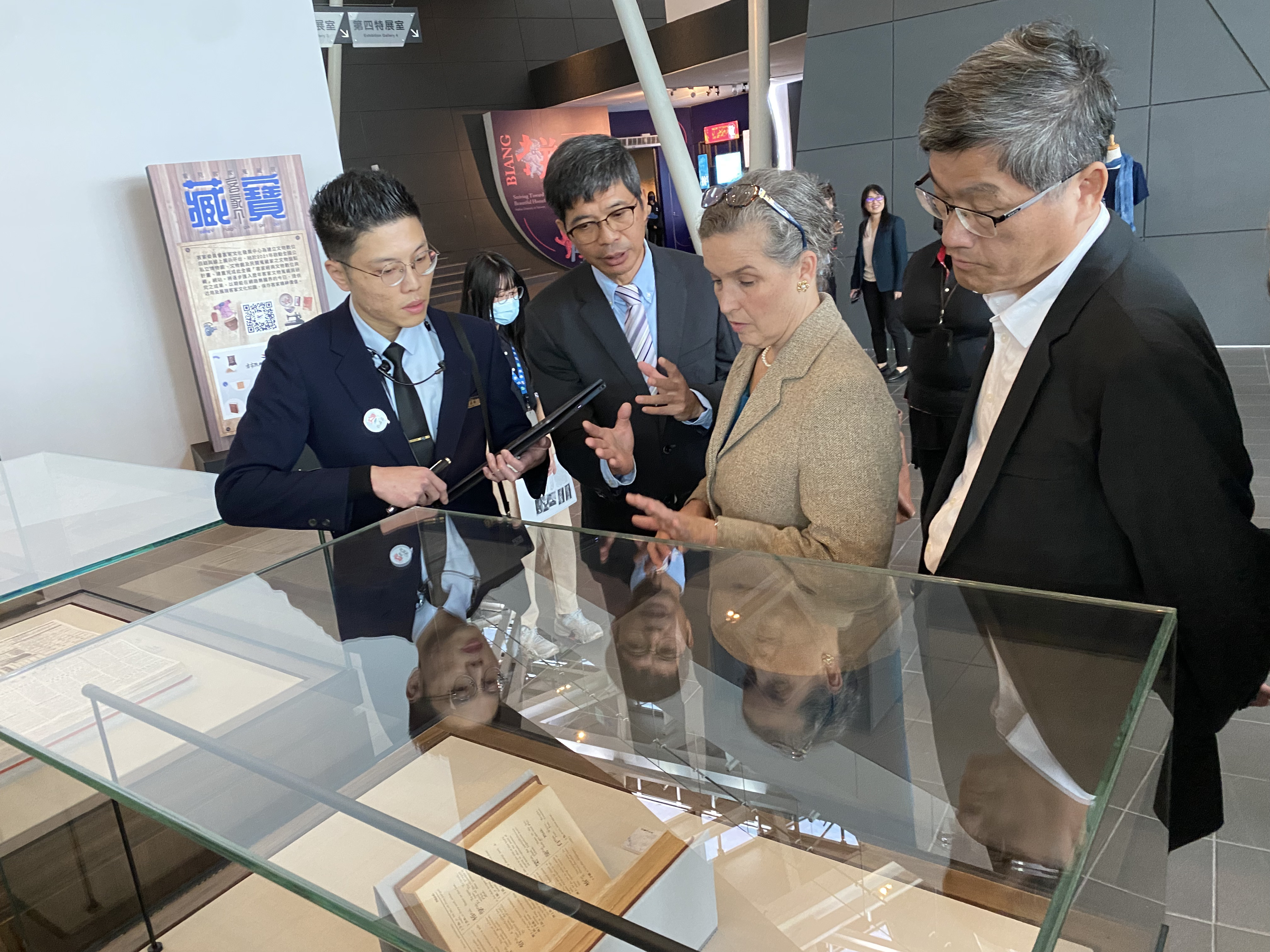 孫曉雅處長聆聽導覽人員介紹客發中心有超過百年歷史的「客英字典」及「黃娟手稿」等典藏文物
