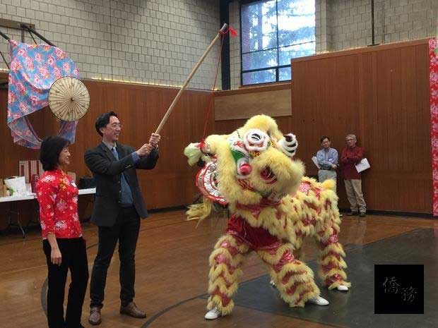 the Hakka Association of New York brought its lion dance troupe, led by Director Huang Kai-rong (黃開榮)