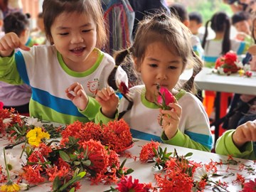 六堆園區伯公生邀請學童一起做盤花祭祀伯公