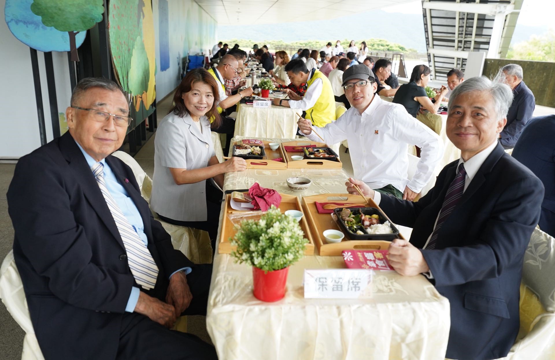 臺灣客家文化館館慶做生日各界獻上祝福，客發中心與臺鐵公司的首次異業合作，共同推出限量聯名「幸福食客便當」。