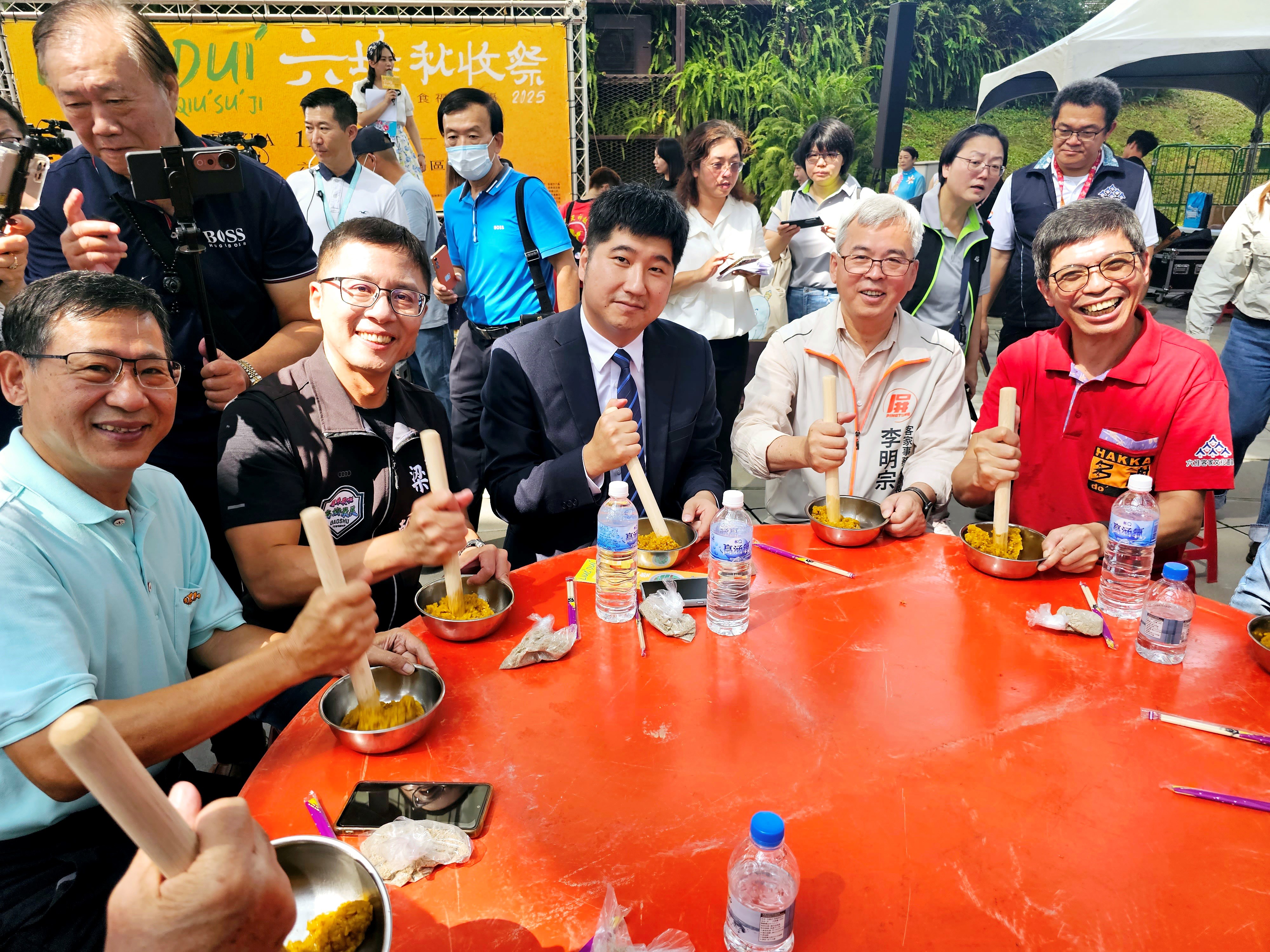 千人共下打粢粑六堆秋收祭開幕式，長官貴賓打粢粑(左起宋貴龍主秘、梁正翰鄉長、邱星崴副主委、李明宗處長、何金樑主任)