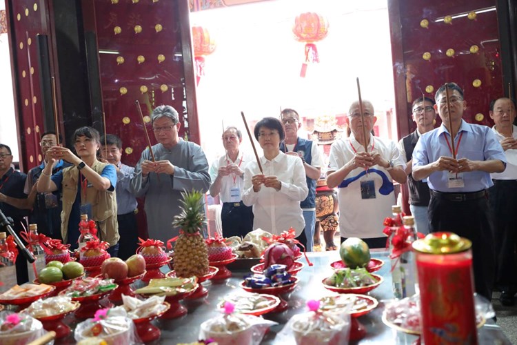 Minister Gu Show Faye Joined Local Representatives In Honoring The Liugdui Ancestors