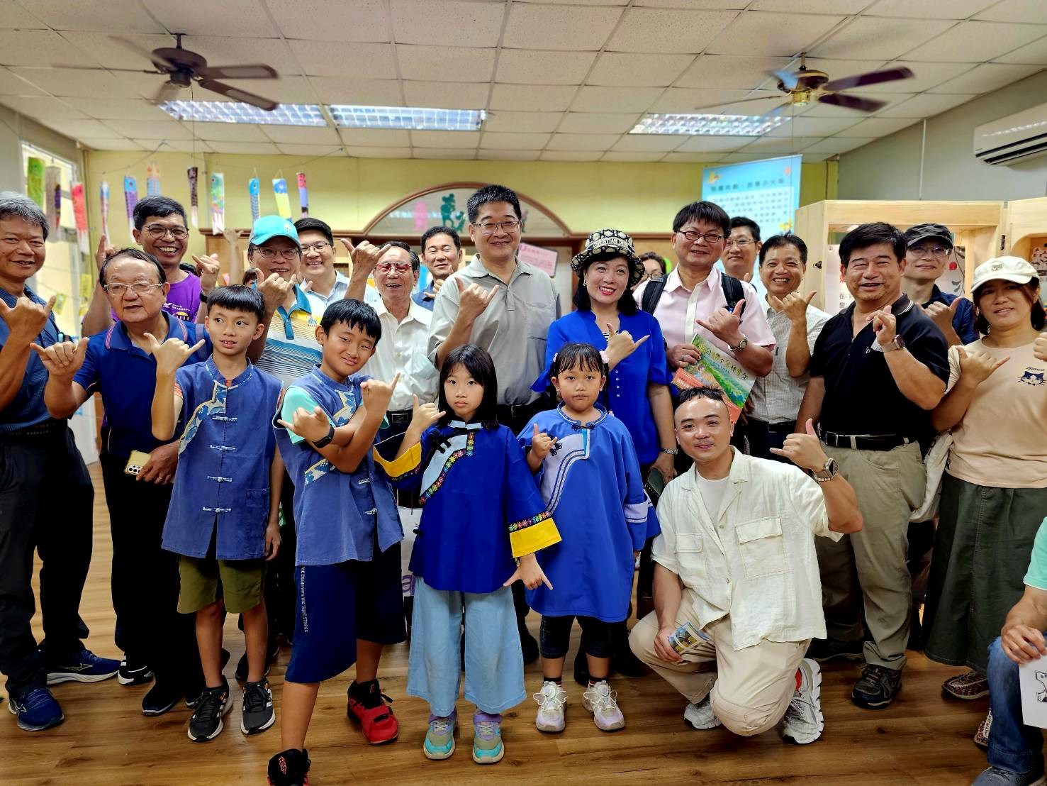 六堆校園行動展」正式開箱亮相 龍肚國小化身行動博物館，參與貴賓展場大合影
