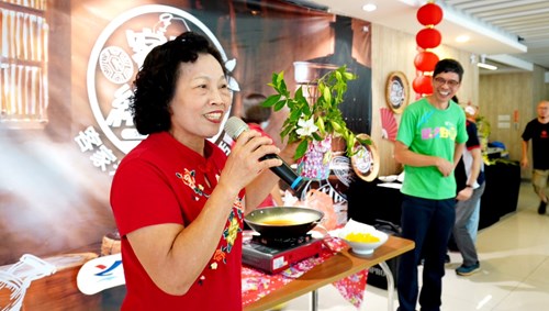 講師介紹黃梔粉粿製作的原料梔子花