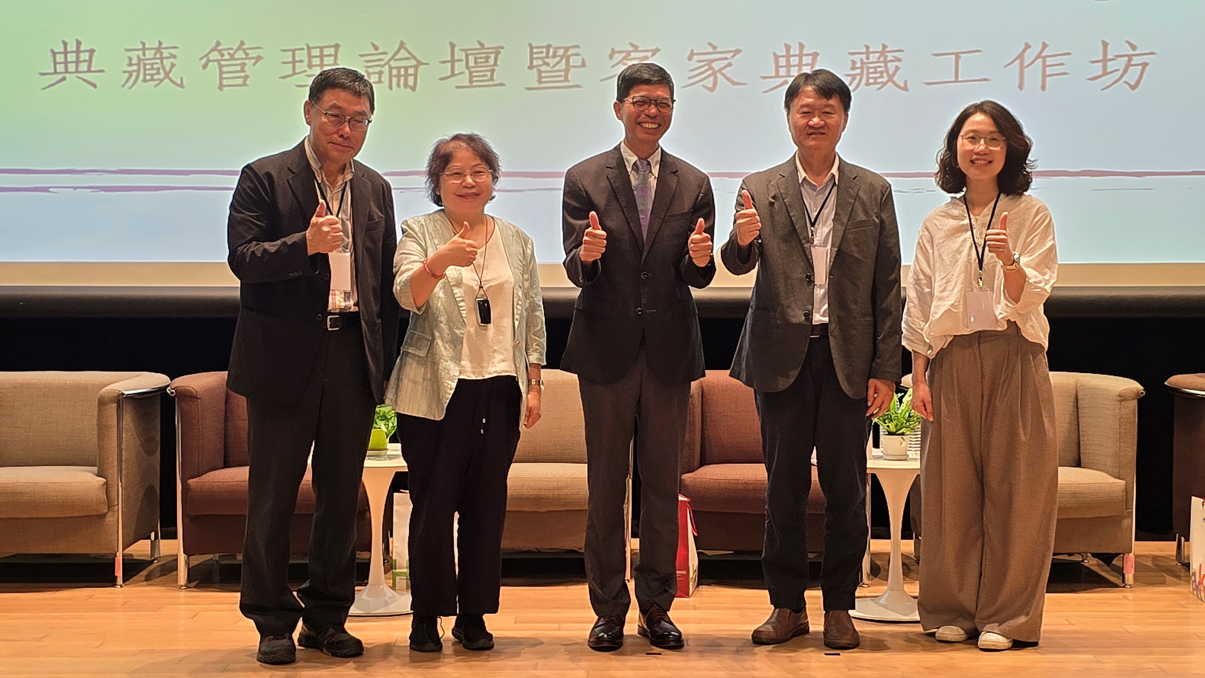客發中心何金樑主任(左三)致贈禮物予臺史博張隆志館長(左一)、科工館李秀鳳館長(左二)、南藝大博古所顏上晴所長(右二)、史前館田詩涵組長(右一)後合照
