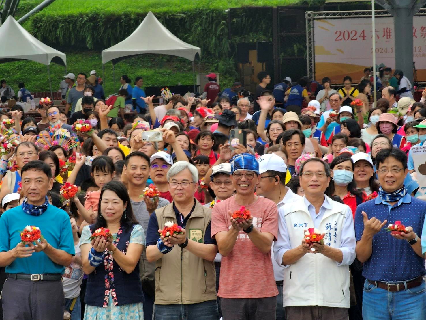 2024六堆秋收祭鬧熱開幕，千人盤花祭祀伯公(左起鍾炳光主秘、張靜玲夫人、李明宗處長、何金樑主任、蘇清泉立法委員、張鑑堂校長)