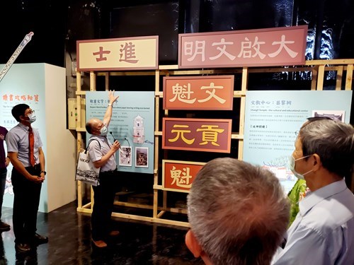 Researcher Liu Ming-zhong (劉明宗) explains the history of “jinshi,” alongside with Director Ho (from left).