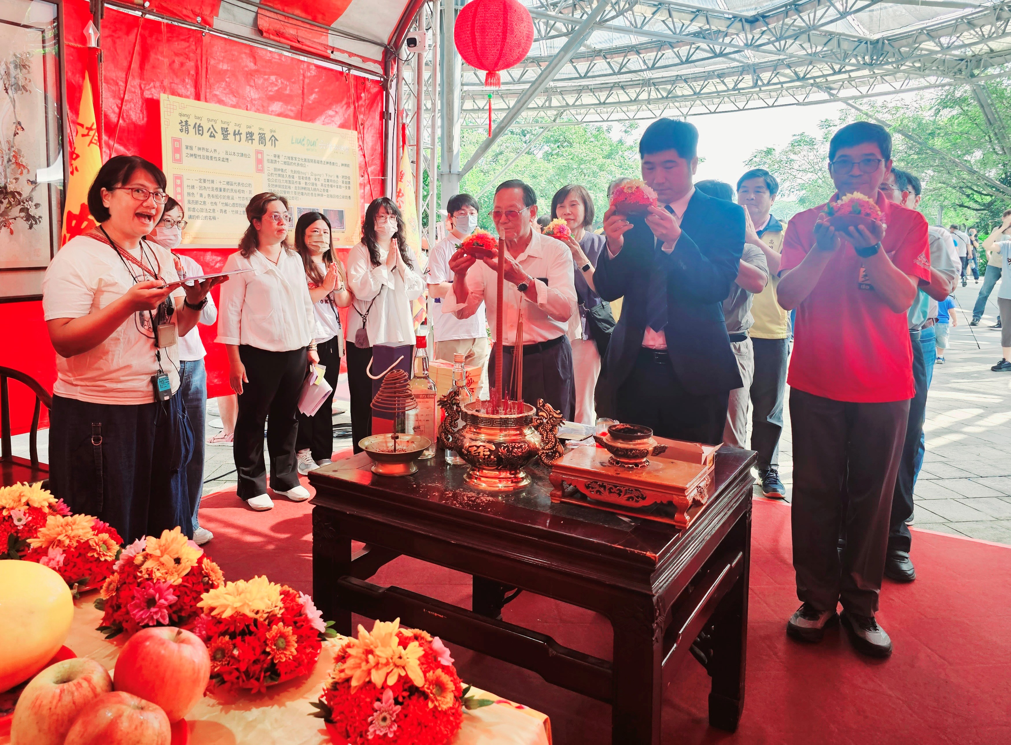 千人共下打粢粑六堆秋收祭開幕式，由邱星崴副主委帶領貴賓向竹田忠義祠六堆忠義亭忠勇公王及以傳統竹牌重現奉請12鄉區伯公代表至六堆園區賜福民眾