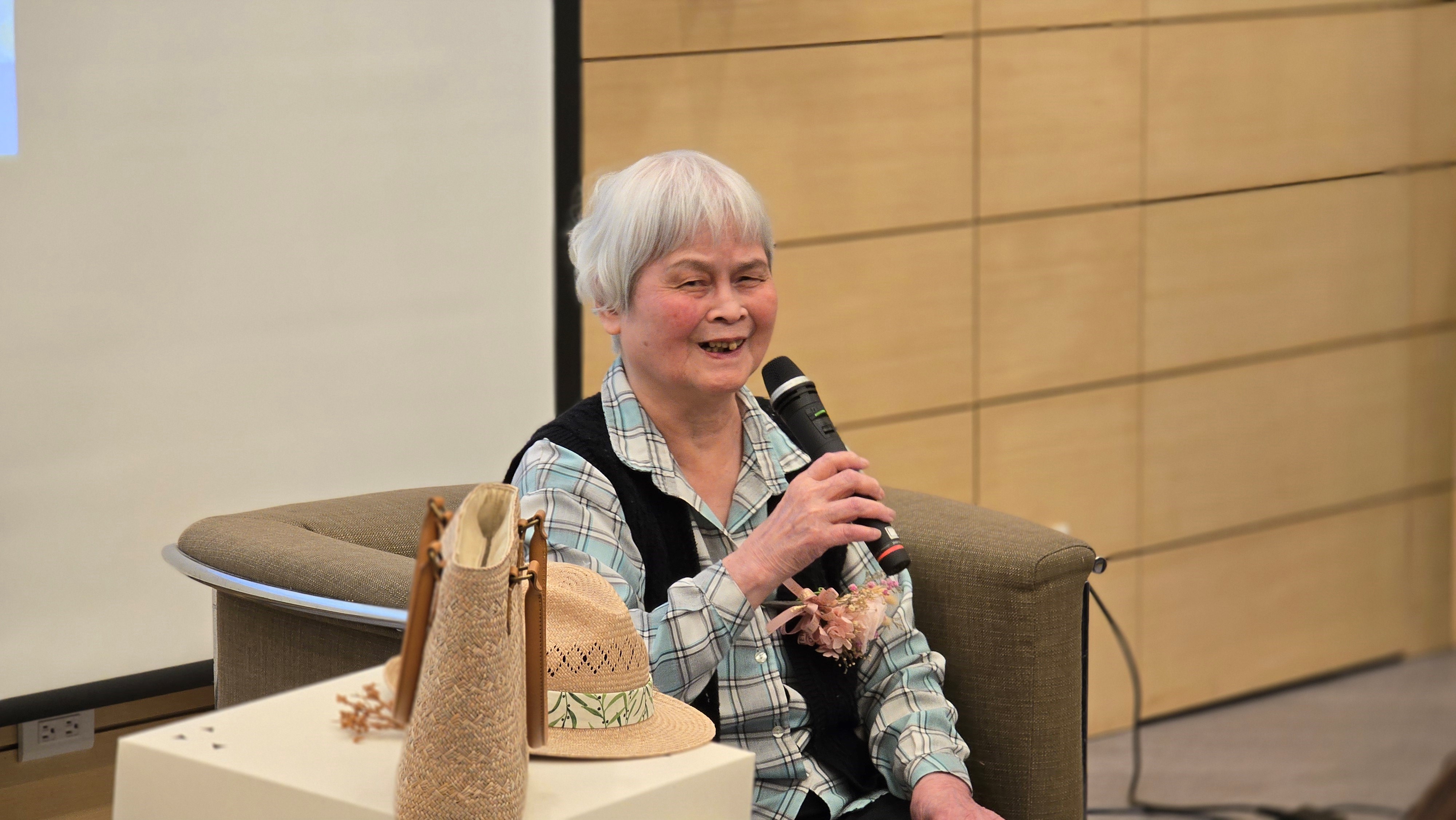 「客家終身貢獻獎-黃娟女士文學分享會暨客籍文學家文物捐贈特展」-黃娟女士親臨現場致詞