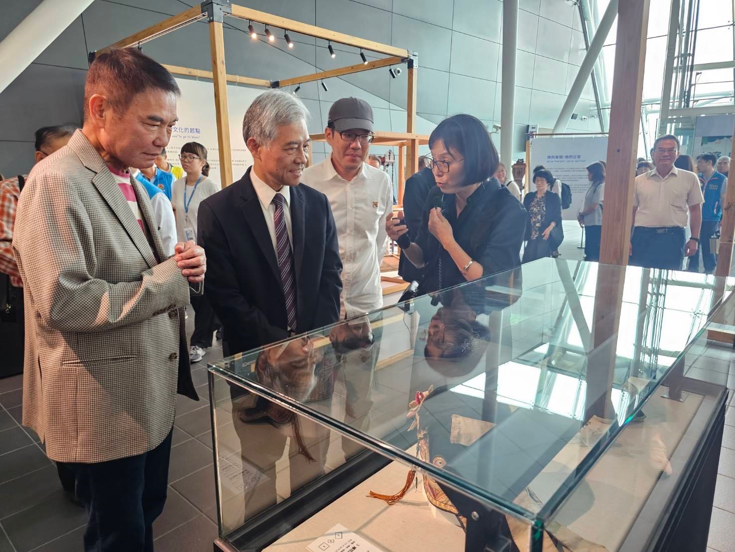 A guided tour for the special exhibition on Hakka relics at the Taiwan Hakka Museum
