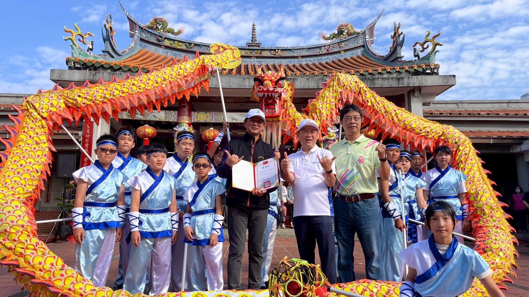 頒發感謝狀給佳冬國小舞獅隊