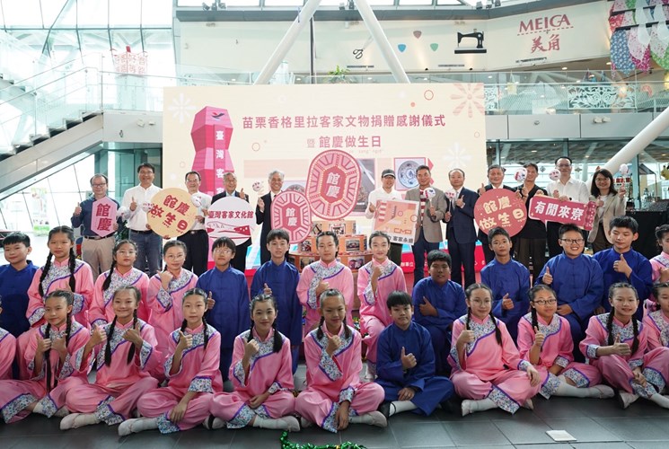 Distinguished Guests Take A Group Photo At The Ceremonial Event
