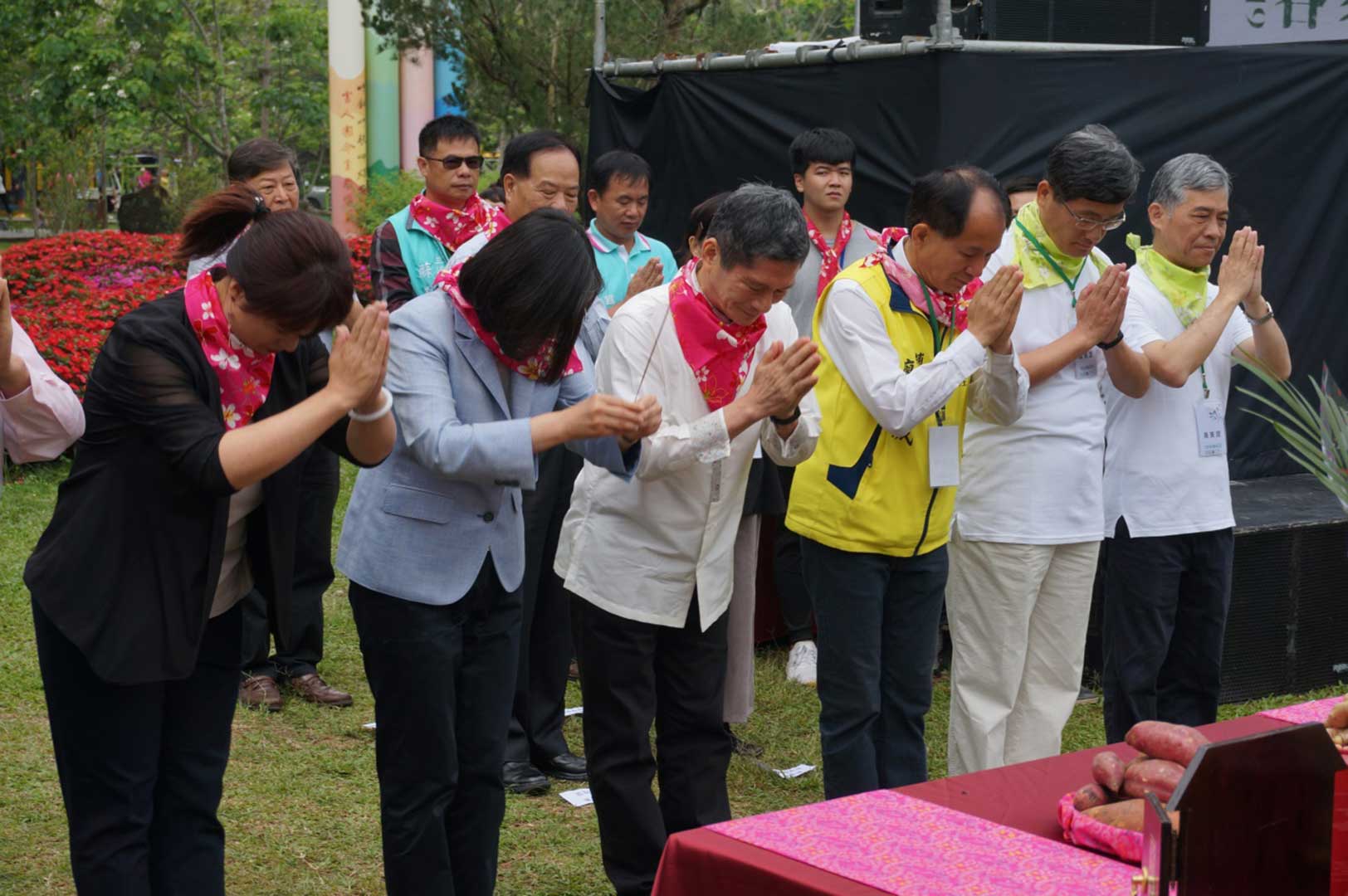 Accompanied by Hakka Affairs Council (HAC) Minister Lee Yung-de and other officials, President Tsai Ing-wen served as an officiant at the ceremony by following an ancient tradition and conducting a religious folk ritual to worship Bagong (伯公), the God of Earth. 