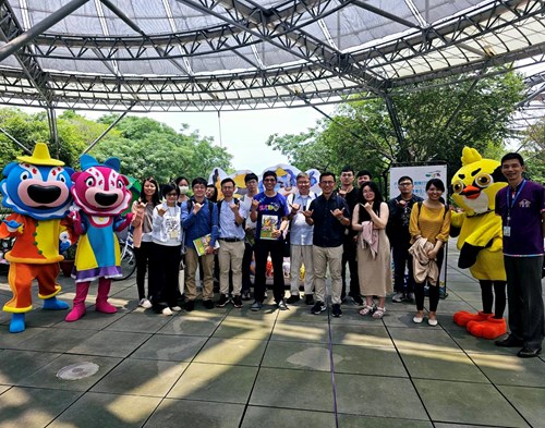 The National Museum of Taiwan History representatives take a picture with mascot performers.