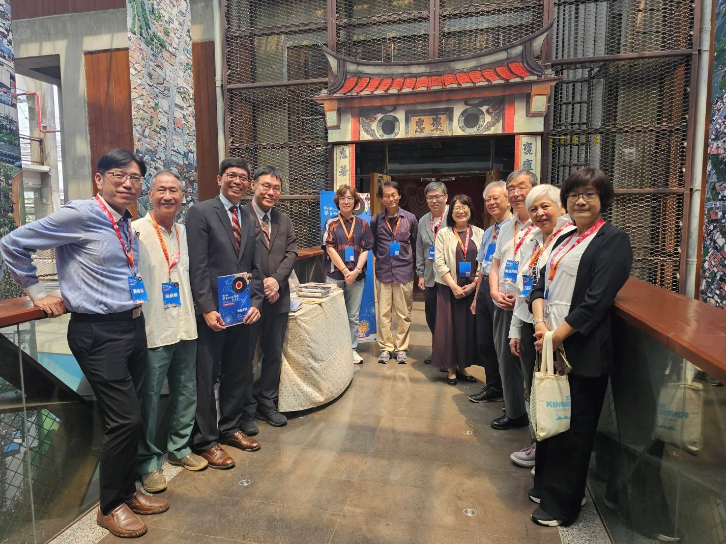 第六屆「聲音的臺灣史研討會」首度移師六堆園區舉辦，由與會學者合影(左起王裕元副研究員、施炳華教授、何金樑主任、張隆志館長、張維瑛副研究員、明立國教授、陳怡宏研究員、劉麟玉教授、福岡正太副館長、菊池秀明教授、王櫻芬教授)