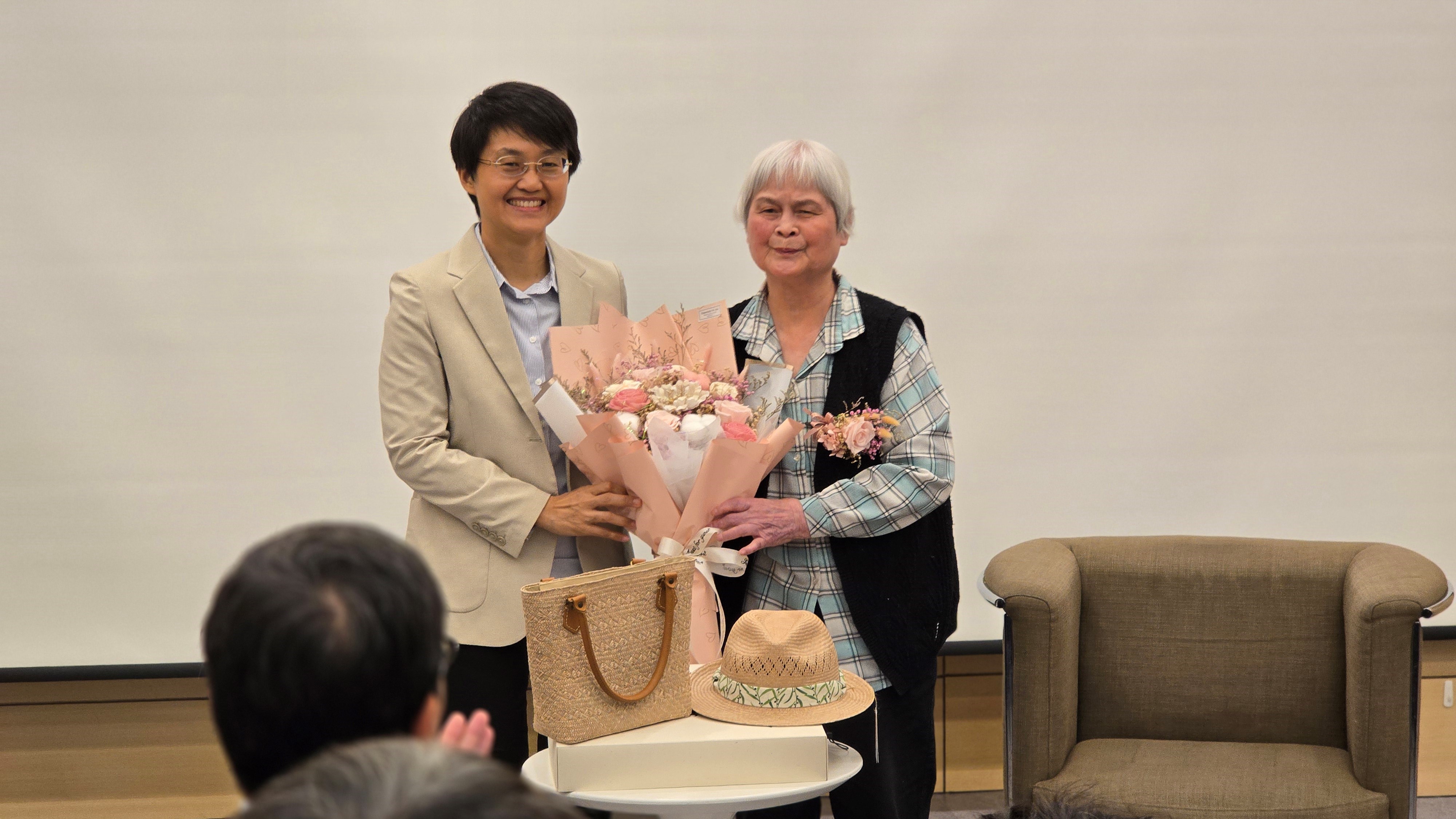 「客家終身貢獻獎-黃娟女士文學分享會暨客籍文學家文物捐贈特展」-客家委員會古秀妃主任委員溫馨獻禮予黃娟女士