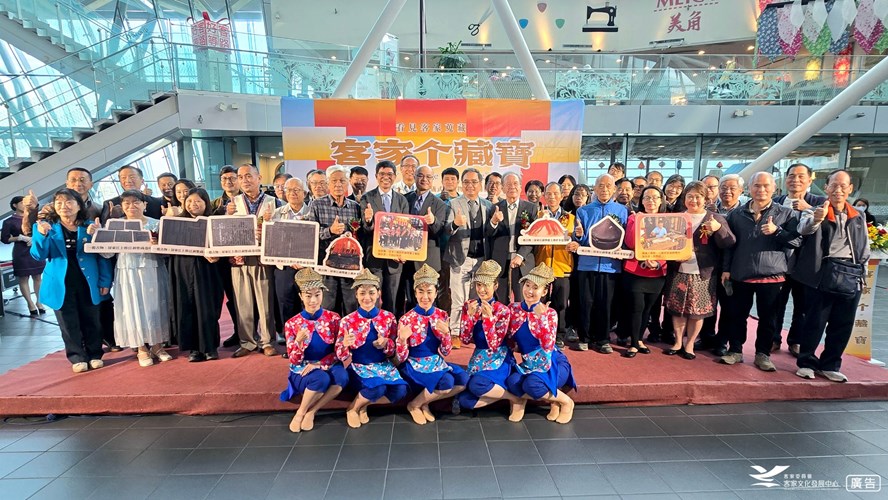 1. Director Ho Chin Liang Of The Taiwan Hakka Culture Development Center Poses For A Group Photo With The 2024 Donors And Distinguished Guests