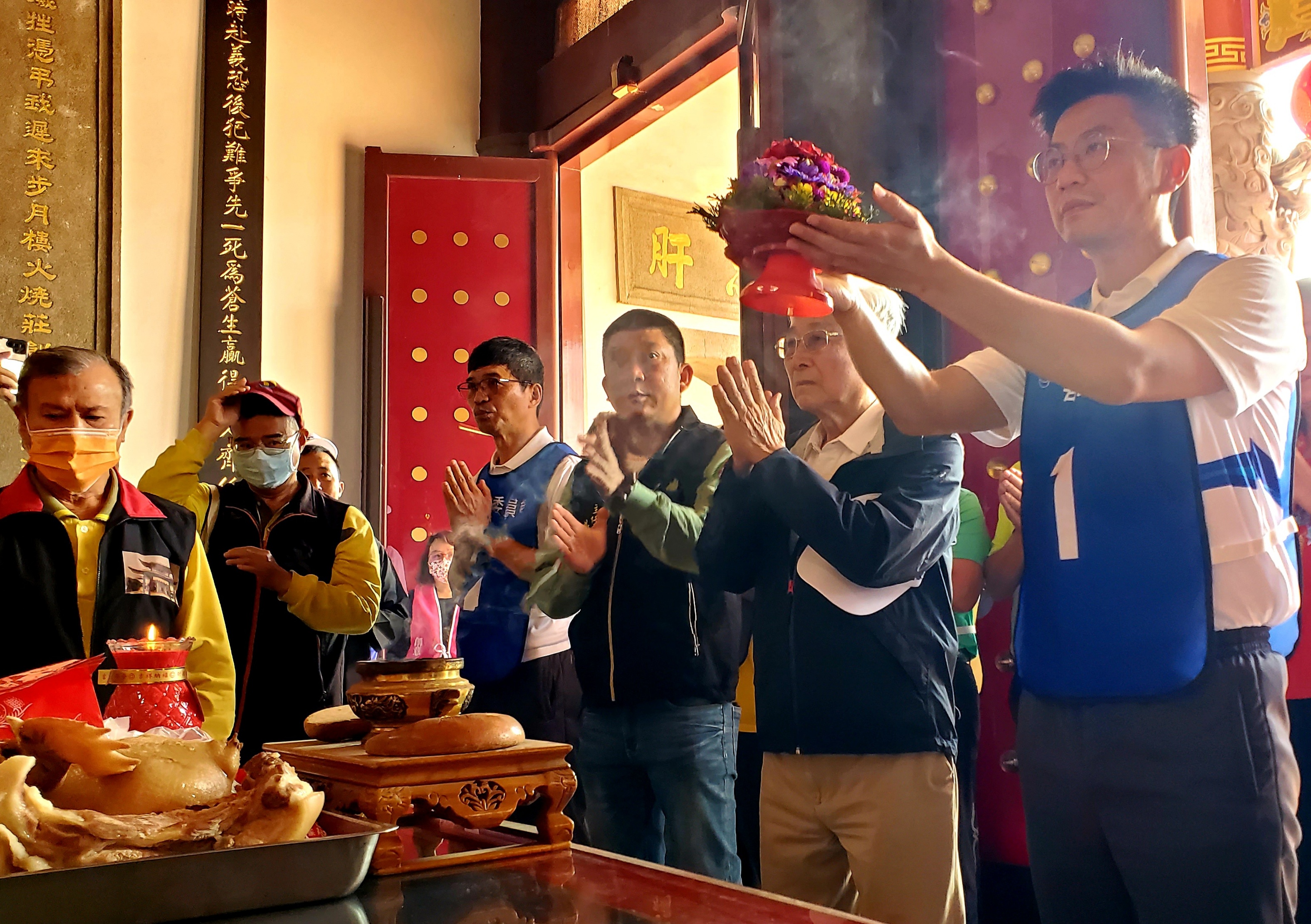 客委會周江杰副主委以盤花祭祀忠勇公，祈求六堆運動會平安順遂