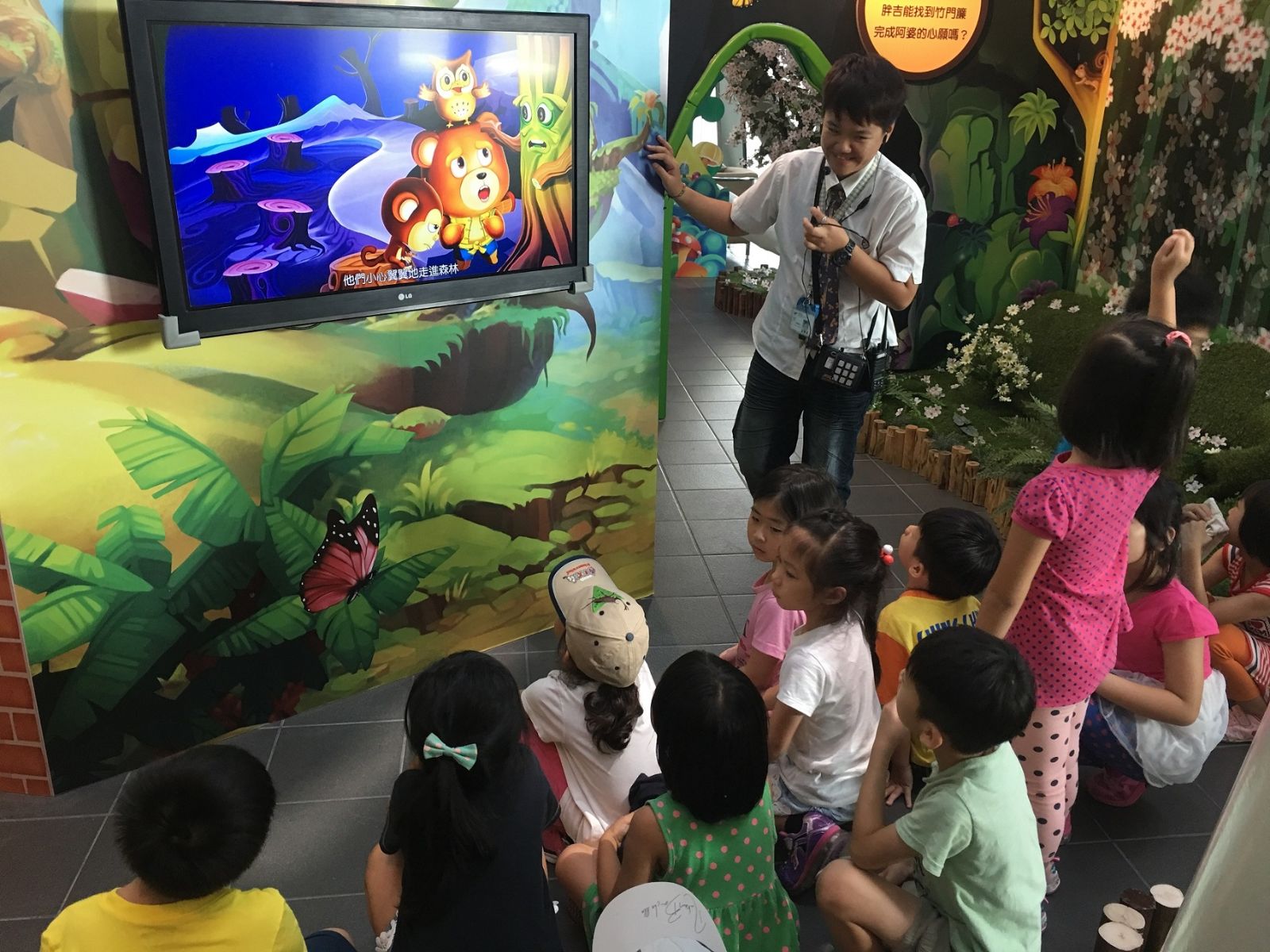 圖說：導覽人員親切地帶領小朋友們認識《阿吉牯的魔幻旅程》特展，連結繪本故事情節和展場實境，讓孩子們實際體驗繪本故事屋的魅力。