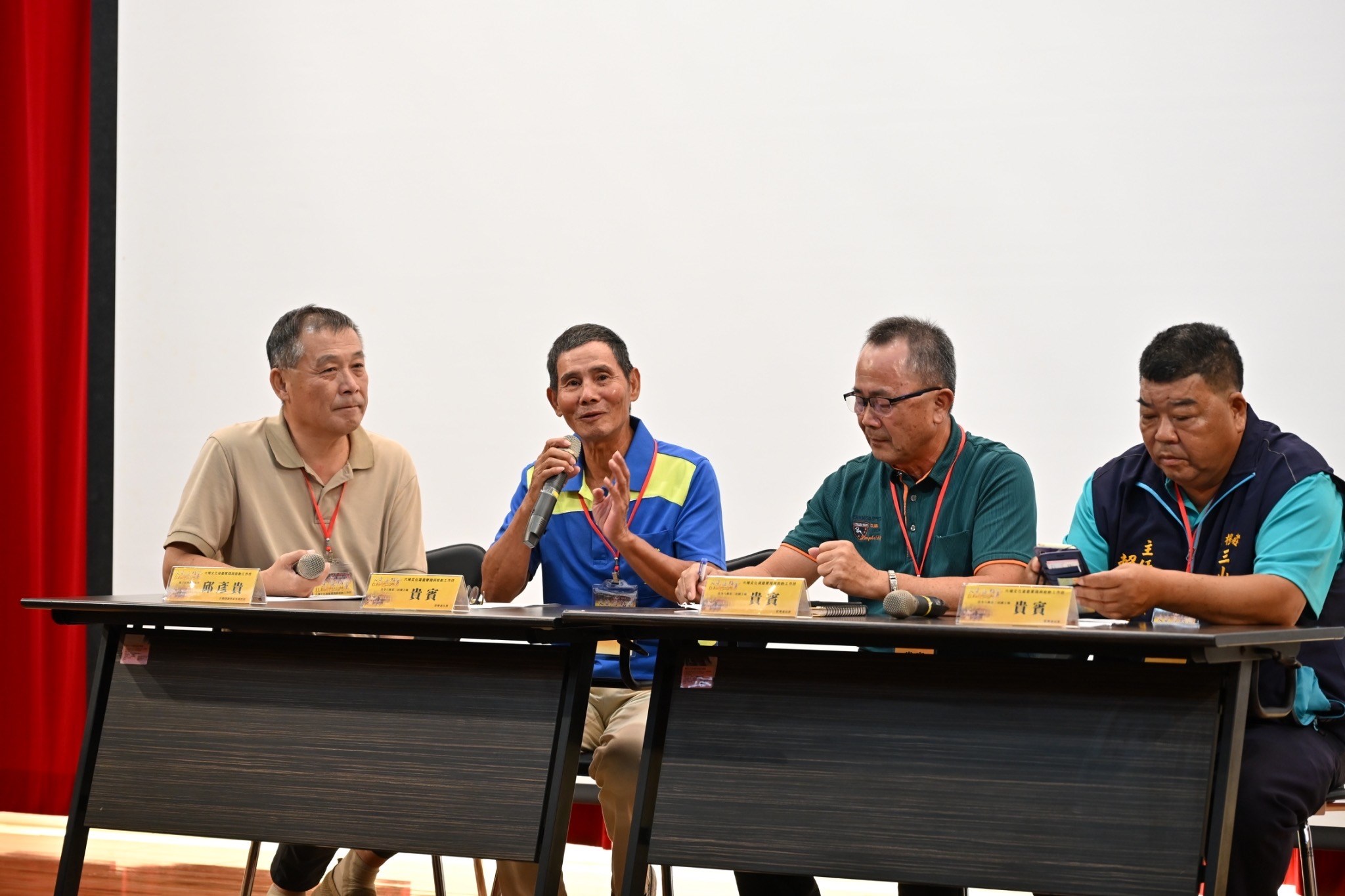 【共下來討論】–新丁新枝一起來-文化資產保存與推動的困境（左起臺藝大古蹟修護學系教授邱彥貴、佳冬六根莊三山國王廟管理委員會張高松副主委、楊永合總幹事、賴子淳主委）