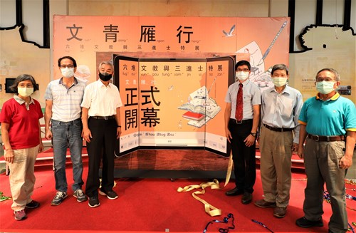 A Group Photo Of Descendants Of The Three “Jinshi” Holders From Left To Right Wen Lan Ying (溫蘭英), Jiang Zhao Yong (江照勇), Zhang Shu De (張樹德), Director Ho, Huang A Cai (黃阿彩), And Jiang Zhao Ren (江照仁).