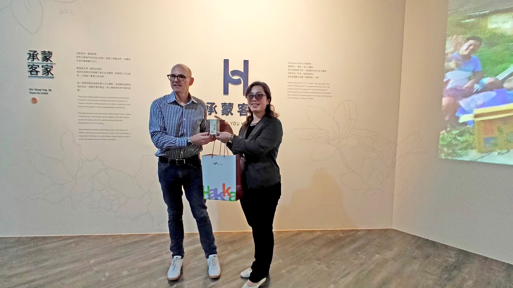 澳洲辦事處副代表John Madew(左)與客發中心陳美燕組長(右)互贈禮品