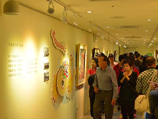 苗栗園區文化藝廊於12月4日以「客窗」的第一系列特展「手畫窗仔个客家」開幕 展示圖