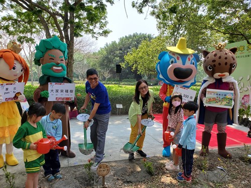 Tree planting activities - Director He Jinliang of the Taiwan Hakka Culture Development Center (dressed in blue), Director Yang Ruifen of the Pingtung Forest District Office of the Forestry Bureau (dressed in green) 